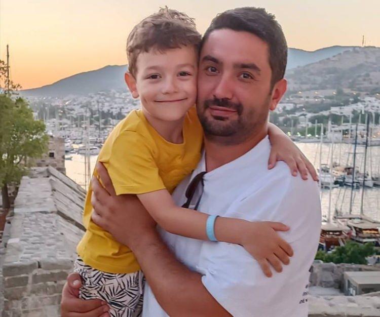 <p>Olaydan sonra 3 ay daha çalıştığını belirten A.G. maaşını alamadığını, hatta işten ayrılmak istediğinde alacaklarını vermediklerini söyledi.</p>

<p><span style="color:#B22222"><strong>‘ARTIK YARGILAMANIN UZAMASINI İSTEMİYORUZ’</strong></span></p>

<p>Duruşmada söz alan Deniz Sönmez’in babası Aydın Sönmez, “2023 yılında meydana gelen olay sebebiyle 2 yıldır mücadelemiz devam ediyor, yargılamanın daha fazla uzamasını istemiyoruz, iyi ya da kötü bir sonuç çıkmasını talep ediyoruz” dedi.</p>
