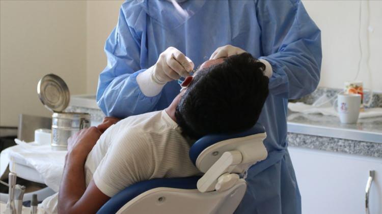 <p><span style="color:#B22222"><strong>‘SEDASYONU DİŞ HEKİMİ BİZE TAVSİYE ETTİ’</strong></span></p>

<p>Anne Elena Sönmez de “2 yıldır biz çocuğumuz olmadan yaşıyoruz ama sanıklar normal yaşamına devam ettiler. Kimse sorumluluk kabul etmiyor. Cezalandırılmalarını talep ediyorum. A.G. beyanında tecrübesiz olduğunu, işe yeni başladığını söyledi. Ancak sedasyon uygulamasını kendisi bize tavsiye etti. Beyanlarını kabul etmiyorum” ifadelerini kullandı.</p>

<p>Elena ve Aydın Sönmez’in avukatı Salih Duman da “Olayda ilgisiz davranan sanık A.G. ile L.O.’nun tutuklanmalarına karar verilmesini talep ediyoruz. A.G.’nin savunmasını kabul etmiyoruz” diye konuştu.</p>

<p>Duruşmada esas hakkındaki mütalaasını veren savcı, işletme ortakları M.Ç.G., M.Ö.A., M.E.K.’nin beraatini, diş hekimi A.G. ve anestezi uzmanı L.O.’nun 'Bilinçli taksirle ölüme neden olma' suçundan 3 yıldan 9’ar yıla, mesul müdür K.G.Y.’nin ise 'Taksirle ölüme neden olma' suçundan 2 yıldan 6 yıla kadar hapsini istedi. Mahkeme heyeti, karar verilmesi için duruşmayı erteledi. </p>
