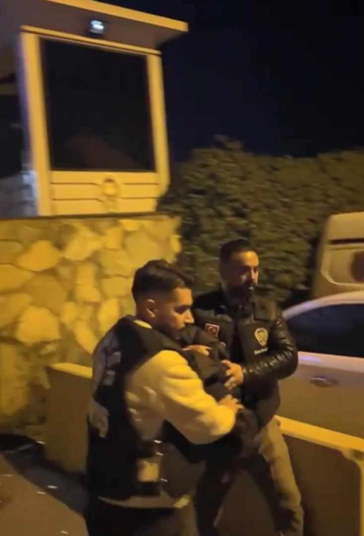 <p>Şüphelinin kuyumcuda altınları bozdurduğu anlar ise güvenlik kamerasına yansıdı.</p>

<p> </p>

<p><span style="color:#A52A2A"><em><strong>KAYNAK: DHA</strong></em></span></p>
