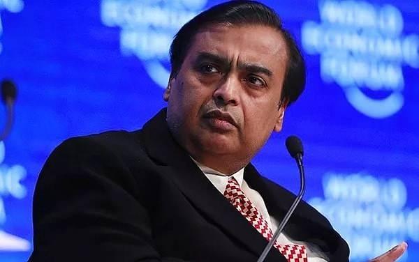 <p>Hindistan'ın en zengin petrol milyarderi Mukesh Ambani'ye ait olan bu devasa gökdelen, sıradışı olmasıyla da sosyal medyada dikkatleri üzerine çekiyor. </p>
