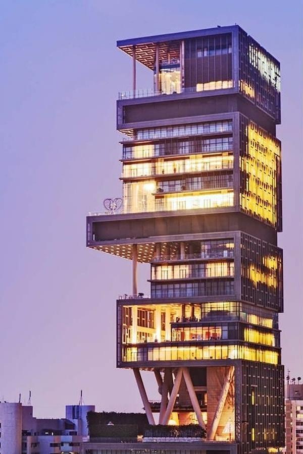 <p><span style="color:#B22222">TAM TAMINA 27 KATLI DEVASA GÖKDELEN EV</span></p>

<p>Asya'nın en zengin iş adamı Ambani'nin evi ise 130 metre yükseklikte tam 27 katlı müstakil bir rezidans.</p>
