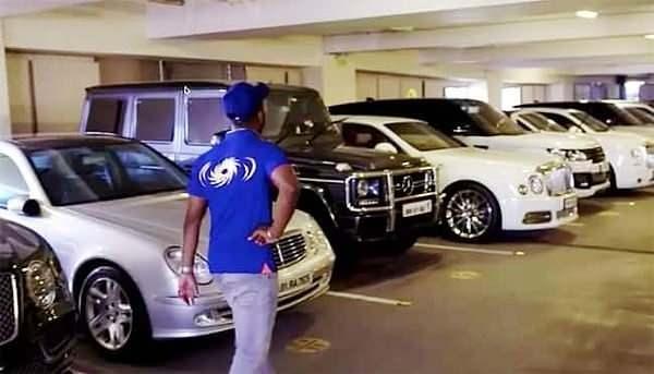 <p><span style="color:#B22222"><strong>168 ARAÇLIK GARAJA SAHİP</strong></span></p>

<p>Lüks otomobillerden oluşan devasa bir koleksiyona sahip olan Ambani; Mercedes Benz Maybach Ferrari, Bentley, Tesla, Rolls Royce gibi markalardan oluşan 168 araçlık bir garaja sahip. </p>
