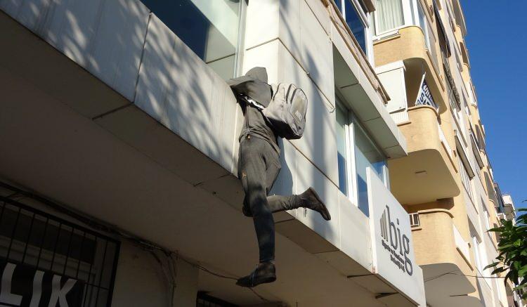 <p>Mesin’in Yenişehir ilçesi Cumhuriyet Mahallesi İsmet İnönü Bulvarı üzerinde bulunan bir sigorta şirketi, hırsızlığa karşı farkındalık oluşturmak için ilginç bir yönteme başvurdu. </p>
