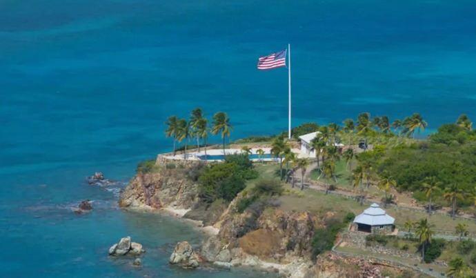 <p><span style="color:#B22222"><strong>Jeffrey Epstein olayı</strong></span></p>

<p>En küçüğü 14 olmak üzere 18 yaş altındaki onlarca kız çocuğuna cinsel istismarda bulunmak ve fuhuş ağı oluşturmak suçlamasıyla yargılanan Epstein, tutuklu olduğu New York Manhattan Metropolitan Merkez Hapishanesi'ndeki hücresinde 10 Ağustos 2019'da ölü bulunmuştu.</p>
