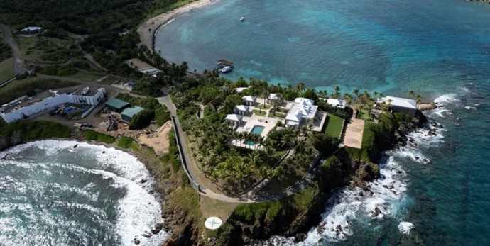 <p>Açıklanan Epstein dava dosyalarında Prens Andrew, ABD Başkanı Donald Trump, eski ABD Başkanı Bill Clinton, eski İsrail Başbakanı Ehud Barak, eski ABD Başkan Yardımcısı Al Gore, aktör Kevin Spacey, şarkıcı Michael Jackson, illüzyonist David Copperfield, avukat Alan Dershowitz ve eski New Mexico Valisi Bill Richardson gibi ünlü isimler yer almıştı.</p>
