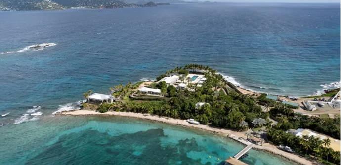 <p>ABD Federal Soruşturma Bürosu (FBI) da ABD Adalet Bakanlığı ile incelemesi sonucunda ünlü isimlerden oluşan "müşteri listesi"nin tutulduğuna dair herhangi bir kanıta ulaşılamadığı, aralarında hükümet yetkilileri, ünlüler ve iş insanlarının da bulunduğu kişilerin suçuna ortak olduğu gerekçesiyle örtbas amacıyla öldürüldüğü öne sürülen Epstein'in ise aslında hücresinde intihar ettiği sonucuna varıldığı açıklanmıştı.</p>
