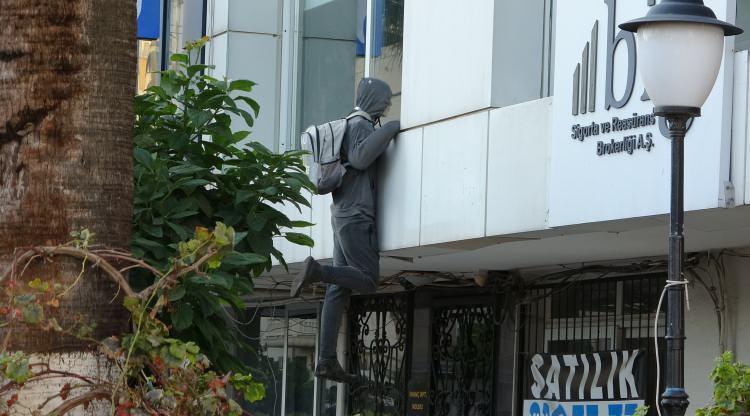 <p>Sokaktan sık sık geçen vatandaşlardan Buğru Şevik ise mankeni yıllardır gördüğünü söyledi. Şevik, <strong>"Hırsız mankeni ilk gördüğüm gün, gece saat 12 sularıydı. İlk başta gerçek bir hırsız zannettim, 2-3 saniye dikkatli bakınca cansız manken olduğunu fark ettim" </strong>şeklide konuştu.</p>
