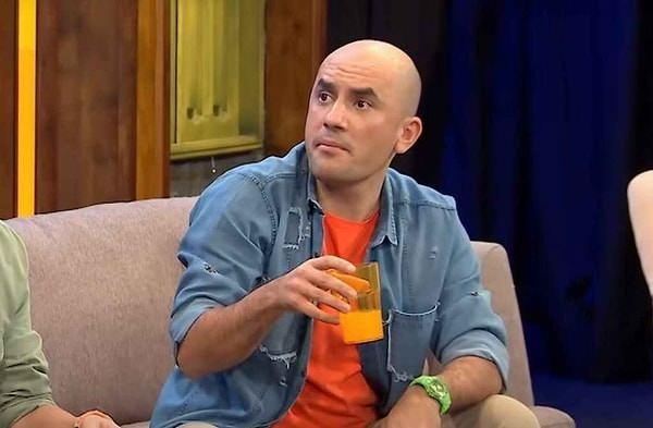 <p>Senaryosunu kendi yazdığı ve dijital bir platformda yayınlanan <strong>Prens dizisinde</strong>, 'Prens' karakterini canlandıran usta oyuncu, muhabirlerin kendisine sorduğu <span style="color:#800080"><em><strong>"Ne olursa emekli olursunuz?"</strong></em> </span>sorusunu yanıtladı.</p>
