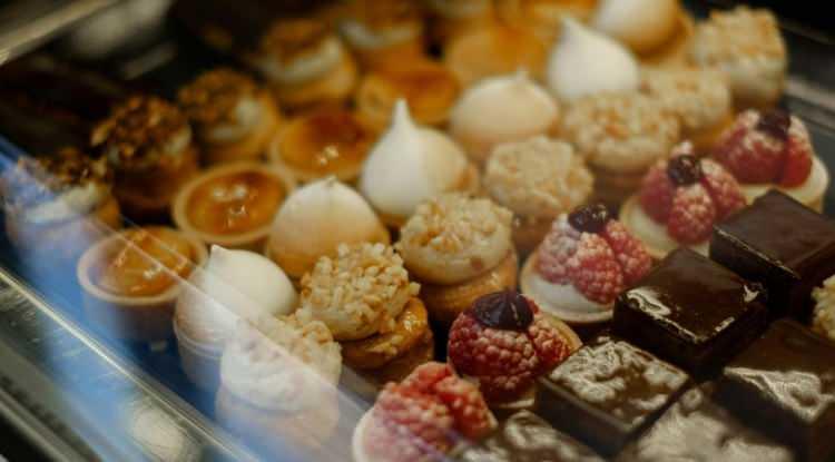 <p><strong>Zarif pişirme teknikleri ve zengin soslarla dikkat çeken Fransız mutfağında ana yemeklerin yanı sıra profiterol, sufle, makaron, krem karamel gibi tatlılar da oldukça sevilir.</strong></p>
