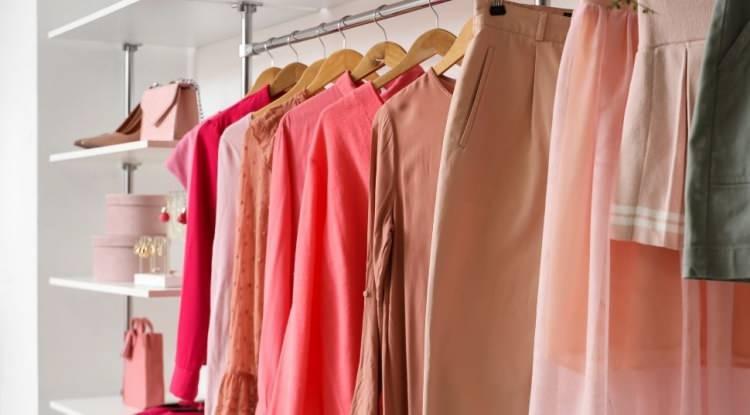 <p><span style="color:#B22222"><strong>NE GİYİLİR</strong></span></p>

<p><strong>Yeşil Pantolon &Uuml;st&uuml;ne Ne Giyilir</strong></p>

<p><strong>Mayonun &Uuml;st&uuml;ne Ne Giyilir</strong></p>

<p><strong>Beyaz Pantolon Altına Ne Giyilir</strong></p>

<p><strong>Saray D&uuml;ğ&uuml;n&uuml;nde Ne Giyilir</strong></p>

<p><strong>Sonbaharda Ne Giyilir</strong></p>

<p><strong>Kır D&uuml;ğ&uuml;n&uuml;nde Ne Giyilir</strong></p>

<p><strong>Pilatese Giderken Ne Giyilir</strong></p>

<p><strong>Beyaz G&ouml;mlek Altına Ne Giyilir</strong></p>

<p><strong>Tiyatroya Giderken Ne Giyilir</strong></p>

<p><strong>R&uuml;zgarlı Havada Ne Giyilir</strong></p>
