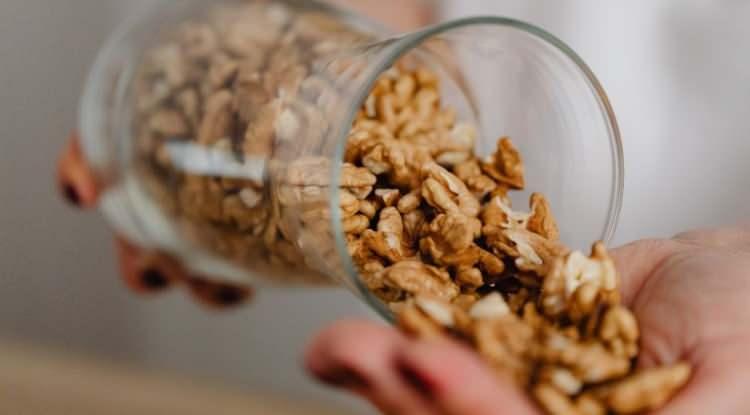 <p><span style="color:#FF0000"><strong>CEVİZ</strong></span></p>

<p><strong>Beyin sağlığı için en faydalı kuruyemişlerden biri olarak kabul edilen ceviz, omega-3 yağ asitleri açısından kuruyemişler arasında en zengin olandır. Bu da hafızayı güçlendirme ve öğrenme yeteneğini artırmada oldukça etkilidir. </strong></p>
