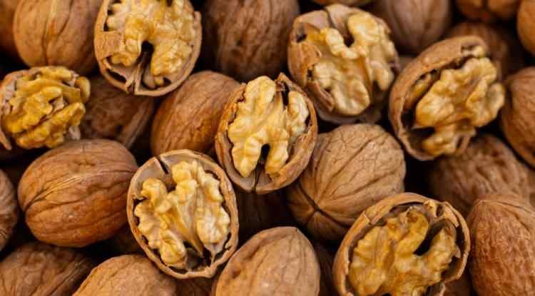 <p><strong>Ayrıca yeterli miktarda omega-3 alımı depresyon ve anksiyete semptomlarının hafifletilmesinde destekleyici bir etkiye sahiptir. Bundan dolayı düzenli ceviz tüketimi ruh halini olumlu yönde etkileyebilmektedir.</strong></p>
