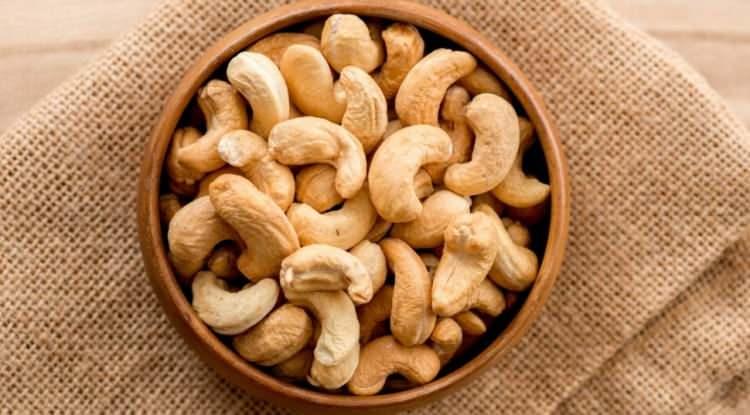 <p><span style="color:#FF0000"><strong>KAJU</strong></span></p>

<p><strong>Leziz tadı kadar faydalarıyla da adından sıkça söz ettiren kaju, beyin fonksiyonlarını ve sinir sistemini destekleyen mineral ve vitaminler açısından zengin bir içeriğe sahiptir. Bakır ve çinko gibi mineraller içeren kaju, hafızayı güçlendirir ve odaklanmaya yardımcı olur.</strong></p>
