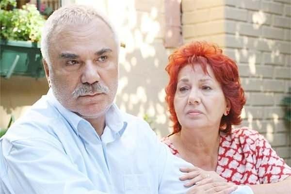 <p>Televizyon tarihinin en kült dizilerinden biri olan <strong>Yaprak Dökümü</strong> dizisi, yayınlandığı döneme damgasını vurmuş ve izleyicisini adeta ekran başına kilitlemişti. </p>
