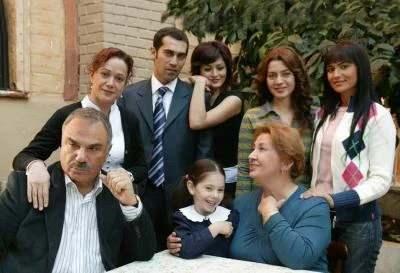 <p>Usta oyuncu bu kez de dizideki kızlarını canlandıran <strong>Fahriye Evcen</strong> ve <strong>Gökçe Bahadır'</strong>ın dizi bittikten sonra kendisini aramadıklarını söyleyerek sitem etti.</p>
