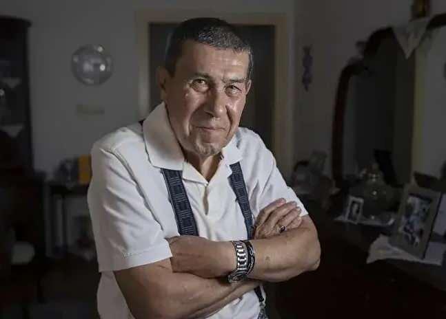 <p><span style="color:#FF0000"><strong>"ONLAR &Ccedil;OK DİRETTİ AMA KARAR BENİM"</strong></span></p>

<p><strong>"Ortada bir dram ya da mağduriyet yok" diyen G&ouml;ktay, "Evimiz kentsel d&ouml;n&uuml;ş&uuml;me girince kızım da onun evine yerleşmemi istedi. Ama insan eti ağırdır. Sonu&ccedil;ta biz de yaşımızı başımızı aldık, &ccedil;ocuk gibi bakıma ihtiyacımız var. Benim kızımın &ccedil;ocuğu var, daha 6 yaşında. Kendisi zaten tiyatrocu, yoğun. Bana da koşuyor. Onu yormak istemedim. Onlar &ccedil;ok diretti ama karar benim ve ortada bir dram ya da mağduriyet yok." ifadelerini kullandı.</strong></p>
