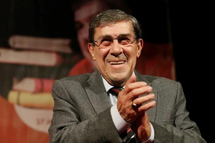 <p><span style="color:#FF0000"><strong>"ASLA &Ccedil;OCUKLARIMDAN EN UFAK BİR YARA ALMADIM"</strong></span></p>

<p><strong>&Ccedil;ocuklarına yapılan yorumlar karşısında &ccedil;ok b&uuml;y&uuml;k bir &uuml;z&uuml;nt&uuml; yaşadığını belirten usta sanat&ccedil;ı, s&ouml;zlerini ş&ouml;yle s&uuml;rd&uuml;rd&uuml;:</strong></p>

<p><strong>"Şu algıyı yaratmaları &ccedil;ok ayıp. &Ccedil;ocukları bir adama bakamadı da oralara mı d&uuml;ş&uuml;rd&uuml;? Yahu ben &ccedil;ocuklarımdan &ccedil;ok razıyım. &Ccedil;ok d&uuml;r&uuml;st, d&uuml;zg&uuml;n, vefalılar. Bu benim tercihimdi ve onlara b&ouml;yle haksız s&ouml;zler edilmesi benim zoruma gitti.&nbsp;</strong></p>
