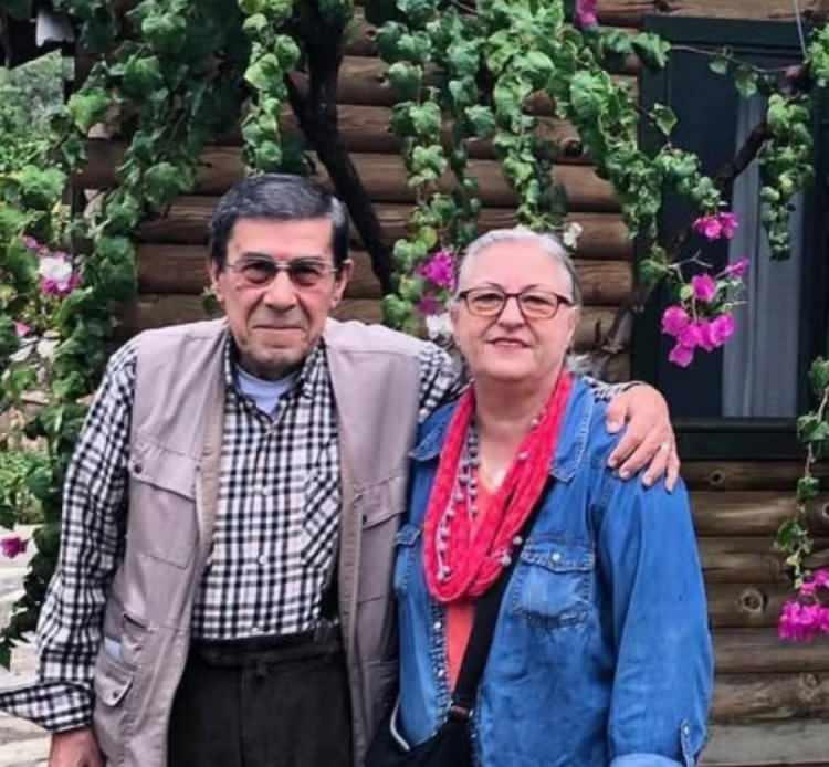 <p><span style="color:#FF0000"><strong>EŞİNDEN BAHSEDERKEN DUYGUSAL ANLAR YAŞADI: BİR YARIM GİTTİ</strong></span></p>

<p><strong>3 yıl &ouml;nce eşi Sevin&ccedil; Hanım'ı kaybeden ve derin bir &uuml;z&uuml;nt&uuml; yaşayan 80 yaşındaki sanat&ccedil;ı, duygusal anlar yaşadı. "Bir yarım gitti, yaşam heyecanımı yitirdim. &Ccedil;ok şey eksik kaldı." ifadelerini kullanan G&ouml;ktay, "İki evladım var &ccedil;ok ş&uuml;k&uuml;r ama hayat arkadaşınızın gitmesi sizi &ccedil;&ouml;kertiyor. Ben maganda, ma&ccedil;o bir adam değilim. Sevin&ccedil; hanım ile sevin&ccedil;lerimizi, &uuml;z&uuml;nt&uuml;lerimizi birlikte yaşadık. Onun hassas noktalarını bildiğim i&ccedil;in ona g&ouml;re dikkatli yaşıyordum. Mesela alkolden asla hoşlanmazdı&hellip; Yarım asır bir yastığa baş koyup da &uuml;zmemek m&uuml;mk&uuml;n değil. D&ouml;rt d&ouml;rtl&uuml;k evlilik olmaz. Bu yalan.&nbsp;</strong></p>
