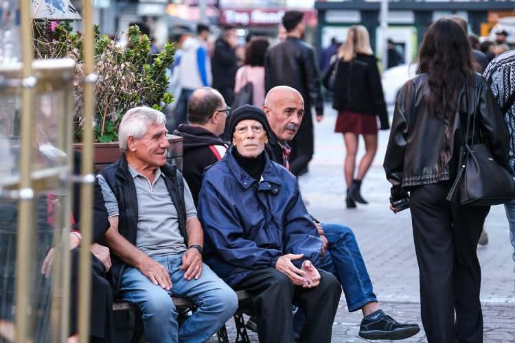 <p>Geri sayım sürerken milyonlarca emekli yılın ilk yarısında alacakları zamlı maaşların tahmini olarak ne kadar olacağını araştırmaya başladı. </p>
