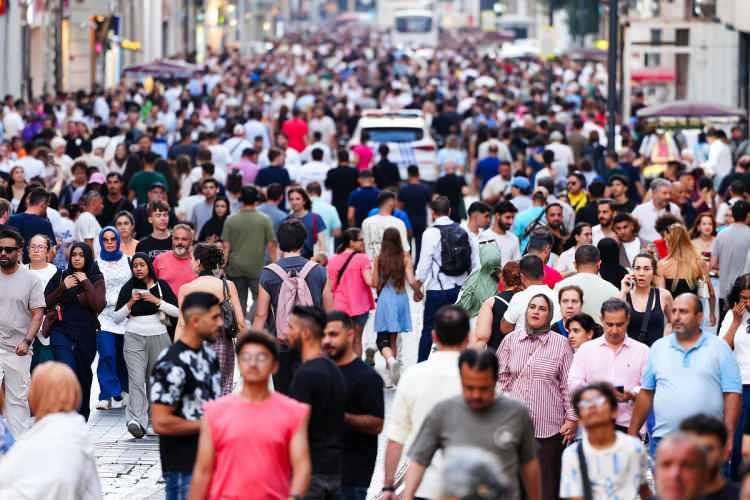 <p>İl olacak ilçeler listesi dönem dönem gündeme geliyor. Siyasetçilerin yaptığı açıklamalar il olmak için bekleyen ilçelerdeki vatandaşları heyecana boğuyor.</p>

<p> </p>
