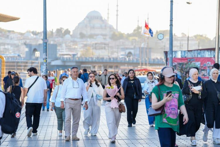 <p>Bir ilçenin il olabilmesi için ise öncelikle nüfusuna ve ekonomik büyüklüğüne bakılıyor.</p>

<p>Bununla birlikte ulaşım ağları, sanayi kapasitesi, coğrafi konumu ve bölgesel ihtiyaçları göz önünde tutularak ilçenin il olmasına karar veriliyor.</p>
