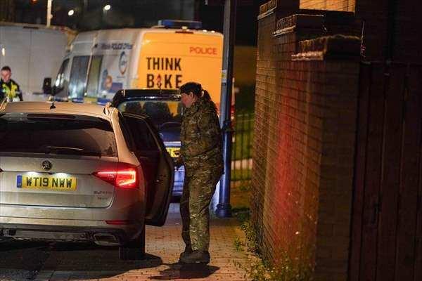 <p>Açıklamada, <strong>"Biri 40'lı, biri 50'li yaşlarında iki erkek, patlayıcı bulundurma suçundan gözaltına alındı ve sorgusu sürüyor. Bölgede acil durum ilan edildi. Polisler, itfaiye, ambulans ve yerel yönetimle işbirliği içinde çalışıyor."</strong> ifadeleri kullanıldı.</p>

<p> </p>
