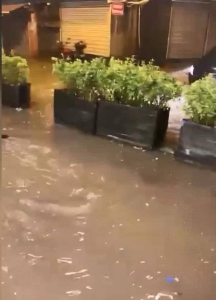 <p><span style="color:rgb(33, 37, 41)">Şişli'de sokaklar sağanak yağmur sonrası g&ouml;le d&ouml;nerken, bir iş yerinin bah&ccedil;esi su altında kaldı bah&ccedil;ede bulunan s&uuml;s bitkileri zarar g&ouml;rd&uuml;. Kağıthane'de sağanak yağış sonrası g&ouml;le d&ouml;nen yolda ilerlemekte zorlanan bir minib&uuml;s cep telefonu kamerasına yansıdı.</span></p>
