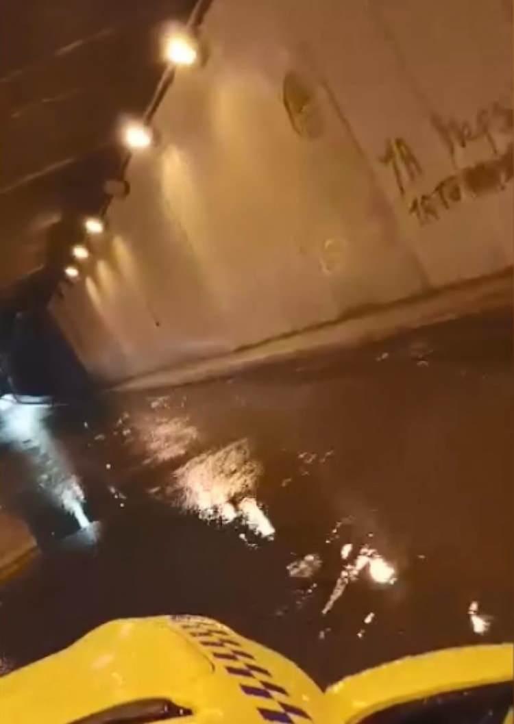 <p><span style="color:rgb(33, 37, 41)">Arnavutk&ouml;y Boğazk&ouml;y İstiklal Mahallesi Milli Egemenlik Caddesi'nde biriken yağmur suyu suyu nedeniyle yaya ve ara&ccedil;lar zor anlar yaşadı.</span></p>
