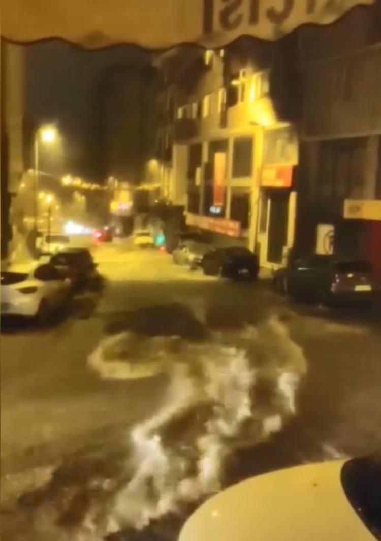 <p><span style="color:rgb(33, 37, 41)">Ara&ccedil;lar caddede ilerlemekte g&uuml;&ccedil;l&uuml;k &ccedil;ekti. Bayrampaşa'da ise sabah saatlerinde yağış etkisini azalttı. Yağmura &ccedil;oğu kişi hazırlıksız yakalandı.&nbsp;</span></p>
