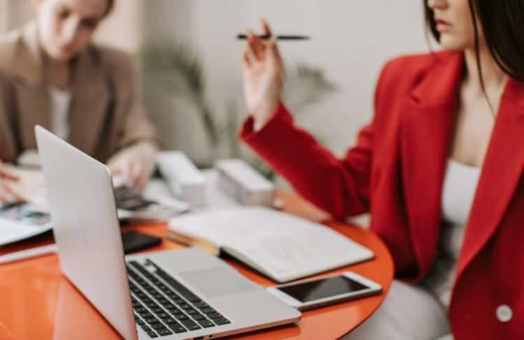 <p>Yapay zeka devrimi iş gücünü dönüştürürken, en büyük riskin kadınlar için oluştuğu giderek daha net ortaya çıkıyor. Geçmişte bilgisayarlaşma dalgasıyla daktilo ve veri girişi gibi kadın ağırlıklı meslekler hızla yok olmuştu; benzer bir senaryo bugün yapay zeka ile yeniden sahneleniyor. </p>

<p> </p>
