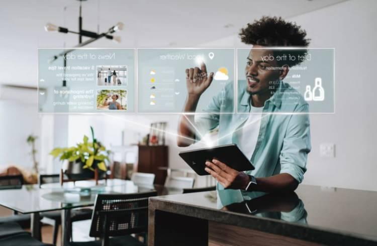 <p>Ancak bir diğer neden de şirketlerin erkekler için yapay zeka eğitimine kadınlardan daha fazla yatırım yapması . Randstad'ın 12.000 profesyoneli kapsayan küresel anketinde, erkeklerin %41'i işverenlerinin kendilerine yapay zeka araçlarına erişim sağladığını söylerken, kadınların %35'i; erkeklerin %38'i kendilerine yapay zeka eğitimi verildiğini söylerken, kadınların %33'ü bu konuda eğitim aldığını söyledi.</p>
