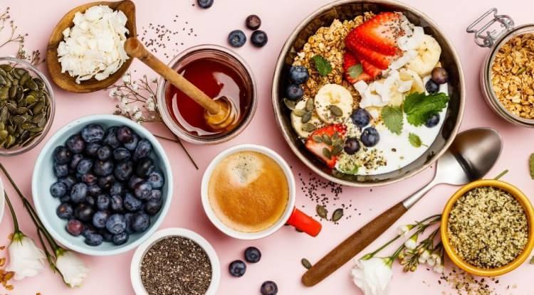 <p><strong>Güne zinde başlamanın sırrı olan kahvaltı, yalnızca bir öğün değil aynı zamanda vücudumuzun 'reset' düğmesi diyebiliriz. İhtiyacımız olan sağlıklı besinleri bir arada sunan bu eşsiz öğün, aynı zamanda kalbimizin sigortası olabilir.</strong></p>
