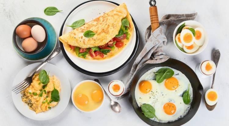 <p><span style="color:#FF0000"><strong>YUMURTA</strong></span></p>

<p><strong>Uzmanlara göre, sağlıklı bir kahvaltının en önemli parçalarından biri 'yumurta'. Yüksek besin değeriyle ön plana çıkan yumurta, vücuttaki hücrelerin yapımına ve onarılmasına yardımcı olan güçlü bir protein kaynağıdır. Yüksek oranda vitamin ve antioksidan içeren yumurta, kalp sağlığını önemli ölçüde desteklemektedir. Uzun süre tokluk hissi sağlayan yumurta kahvaltılarda (ölçülü bir şekilde) tercih edilebilir.</strong></p>
