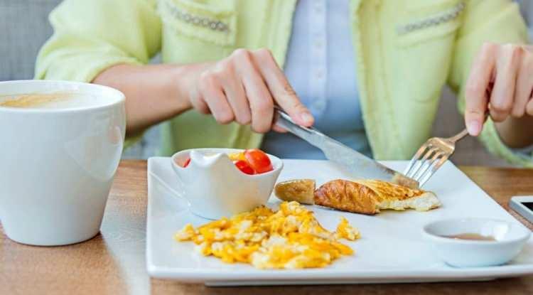 <p><strong>Öyle ki geçtiğimiz aylarda yayımlanan bir çalışmaya göre; kahvaltıyı pas geçen bireylerin koroner kalp hastalığına yakalanma olasılığı, düzenli kahvaltı yapanlara kıyasla yüzde 20 ila 40 daha yüksek seyrediyor. Bir başka çalışmada ise hiçbir zaman kahvaltı yapmayan kişilerde "damar sertliği" gibi sağlık sorunları ortaya çıkabiliyor.</strong></p>
