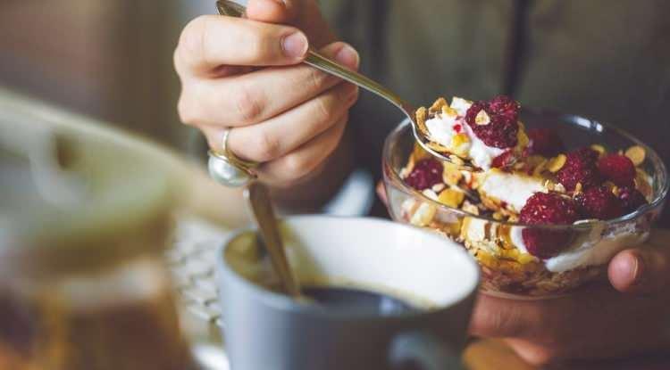 <p><strong>Bu noktada, şekerli, işlenmiş ve çok yağlı gıdalardan uzak durarak tam tahıllı, lifli, kaliteli protein içeren doyurucu bir kahvaltı tabağı tercih etmek oldukça önemli. </strong></p>
