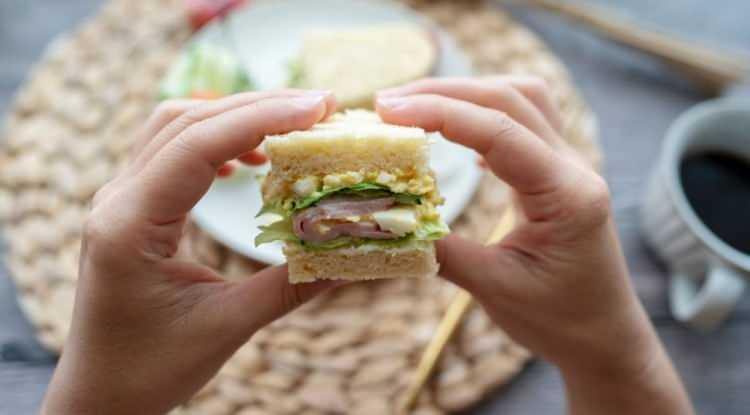 <p><span style="color:#0000CD"><strong>Peki, kahvaltının olmazsa olmaz besinleri nelerdir?</strong></span></p>
