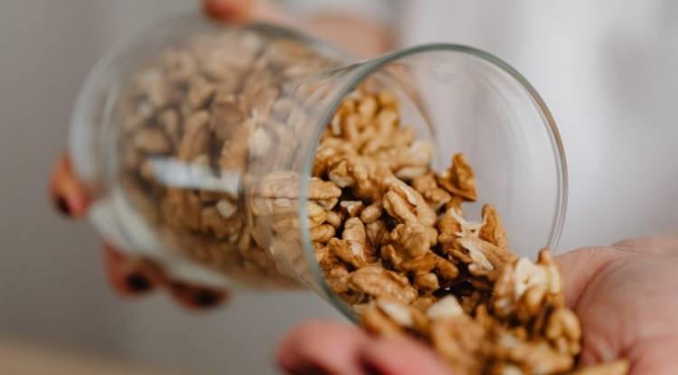 <p><span style="color:#FF0000"><strong>CEVİZ VE BADEM</strong></span></p>

<p><strong>Omega-3 ve antioksidanlar açısından oldukça zengin olan ceviz, beyin fonksiyonlarını ve kalp sağlığını desteklemekte önemli bir rol üstleniyor. Birçok kişinin severek tükettiği ceviz, iltihabı azaltmaya, kolesterol seviyelerini iyileştirmeye, kan basıncını düşürmeye ve atardamar fonksiyonlarını desteklemeye yardımcı olur.</strong></p>
