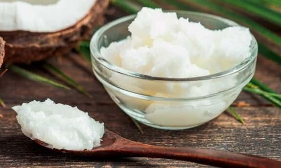 <p><span style="color:#B22222"><strong>"KALP AÇISINDAN RİSK OLUŞTURUYOR"</strong></span></p>

<p>Hindistan cevizi yağının da büyük ölçüde doymuş yağ içermesi nedeniyle kalp sağlığı açısından risk oluşturabileceği konusunda endişeler bulunuyor. </p>

<p> </p>
