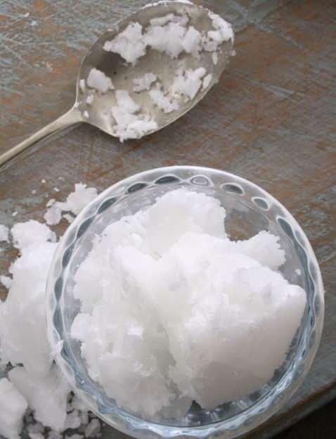 <p>Dr. Harmony, bu yüzden hastalara sıklıkla hindistan cevizi yağı tüketip tüketmediklerini sorduğunu ve LDL kolesterolü yükselten önemli etkenlerden biri olduğunu fark ettiğini açıkladı. Ayrıca tavsiyeleri arasında <strong>"ölçülü olmak şartıyla"</strong> tereyağı kullanmanın daha iyi bir alternatif olacağını belirtti. </p>
