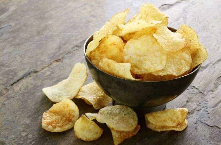 <p><span style="color:#B22222"><strong>"AĞZIMA BİLE SÜRMEM"</strong></span></p>

<p>Reynolds, <strong>patates cipsini ağzına bile sürmediğini, hatta evde bulundurmadığını</strong> özellikle altını çizdi. Bunun sebebi ise; paketi bir kere açtığınızda ölçülü olarak yeme ihtimalinin oldukça düşük olması. Canınız çıtır çıtır bir şeyler atıştırıyorsa patlamış mısırın daha sağlıklı bir alternatif, hatta taze sebzeler olabileceğini söyledi.</p>
