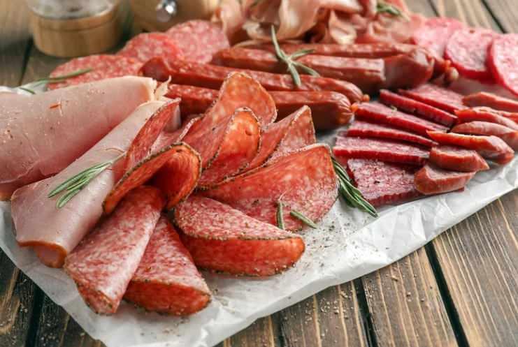 <p><span style="color:#B22222"><strong>KANSER VE KALP HASTALIKLARINA NEDEN OLUYOR </strong></span></p>

<p>Yapılan kapsamlı çalışmalara dikkat çeken ünlü Kardiyolog salam, sosis veya sucuk gibi işlenmiş etlerin, kanser ve kalp hastalığı gibi daha yüksek ciddi hastalık riskiyle bağlantılı olduğu ispatlandı. Bu nedenle beslenme sisteminde de oldukça az tüketmek çok önemli. </p>
