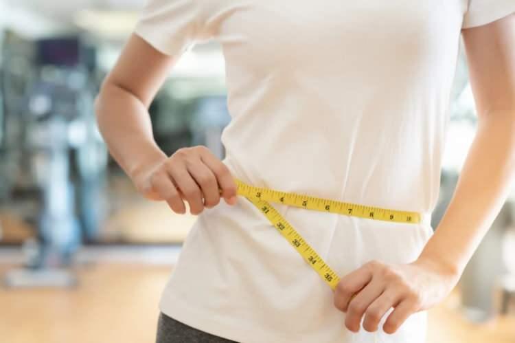 <p>Reynolds, ortaya sunulan bu kanıtlarla birlikte bazı yiyeceklerin kalp sağlığını tehlikeye attığı ve tüketilmemesi gerektiğine dikkat çekiyor. Ünlü Kardiyolog bazı yiyeceklerden kaçınmayı tercih ettiğini ve ölçülü olarak daha az sağlıklı olan yiyecekleri çok nadirde olsa tükettiğini açıkladı. <em><strong>İşte uzman ismin sağlıklı beslenme rutini ve asla evine sokmadığı yiyecekler...</strong></em></p>
