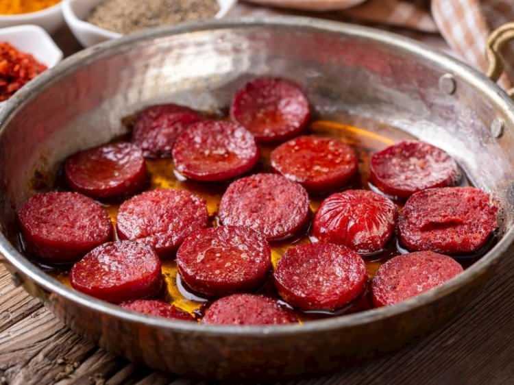 <p>Sağlıksız yiyecekler arasında yer alan bu besinleri eğer tüketecekseniz sadece özel günlerde sadece yılda birkaç kez tüketmek kalp sağlığınızı korumak açısından çok önemli olduğunu ifade ediyor. </p>
