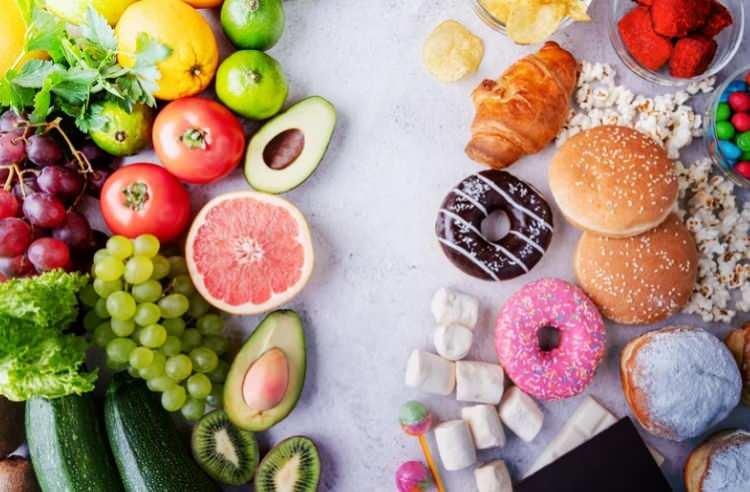 <p>Bunların yerine diyetisyenlerin beslenme listelerinde yer alan <strong>Meyve, yoğurt, bitter çikolata ve fındık </strong>gibi yiyecekleri tüketmeniz sağlık risklerini daha aza indirerek kalp sağlığınızı korumayı başarabilirsiniz. </p>
