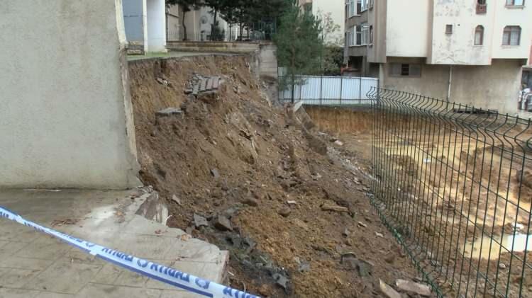 <p>Kadıköy’de yağışın eskisiyle 5 katlı binanın istinat duvarı çöktü. Meydana gelen olayda şans eseri ölü ya da yaralının olmadığı açıklandı. Ekipler, binanın tahliye edilmesine gerek olmadığını bildirdi.</p>

<p> </p>
