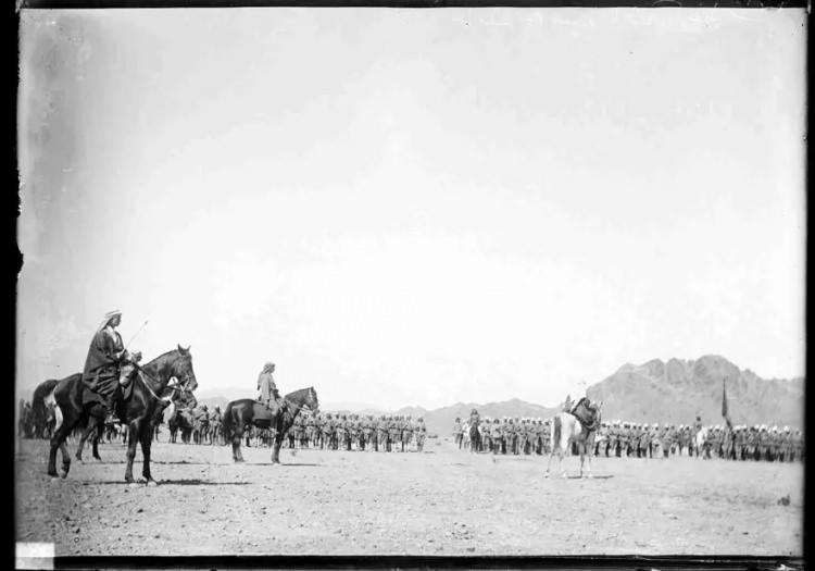 <p>Fahreddin Paşa Medine`de Bir-i Maşi'de resmi geçitte</p>

<p> </p>
