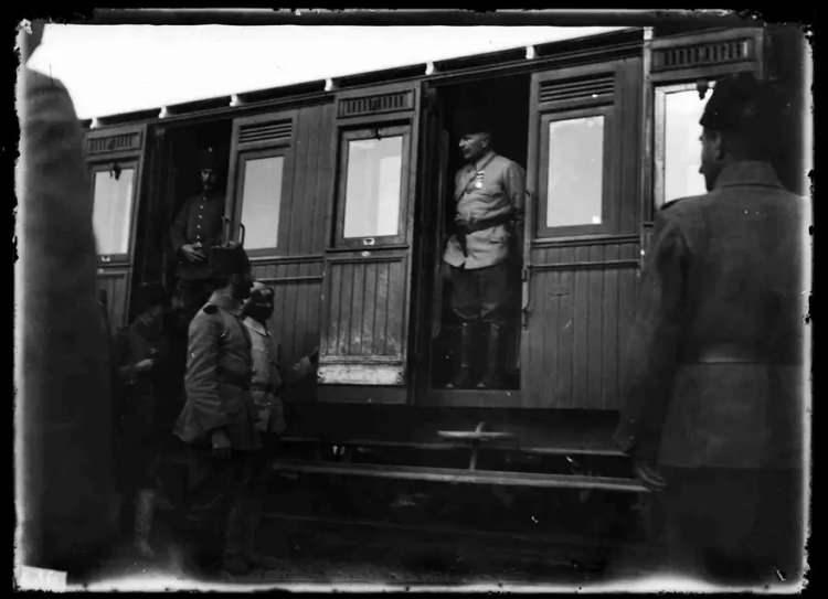 <p>Medine istasyonunda Fahreddin Paşa'nın karşılanışı ve yapılan gösteriler</p>

<p> </p>
