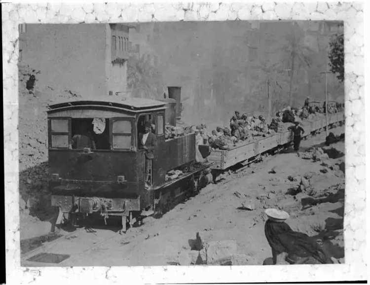 <p>Medine'de Menaha Meydanı'nda ve Harem-i Şerif'in Bab&uuml;'s Selam'ına a&ccedil;ılmakta olan Ayniyya Caddesi'nde yapılan &ccedil;alışmalar ve enkazın taşınması</p>

<p>&nbsp;</p>
