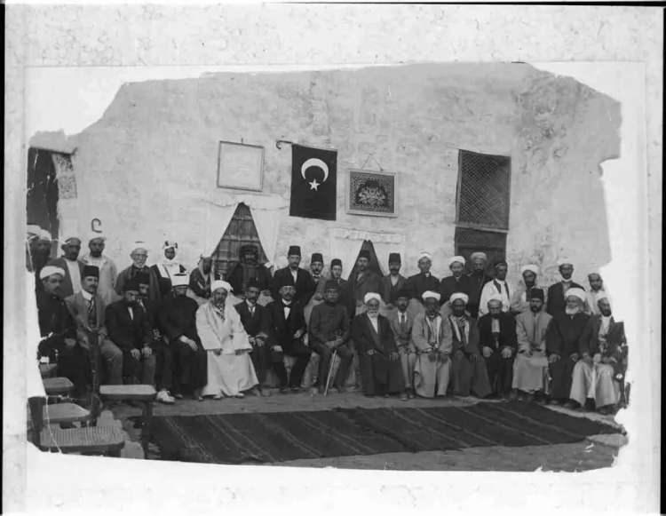 <p>Medine Muhafızı Basri Paşa, şehirden ayrılmadan &ouml;nce yaptığı veda ziyaretinde Cemiyet-i Hayriye-i İslamiye&rsquo;de Muhafızlık Teşkilatı Memurları ve Medine ileri gelenleriyle birlikte</p>

<p>&nbsp;</p>
