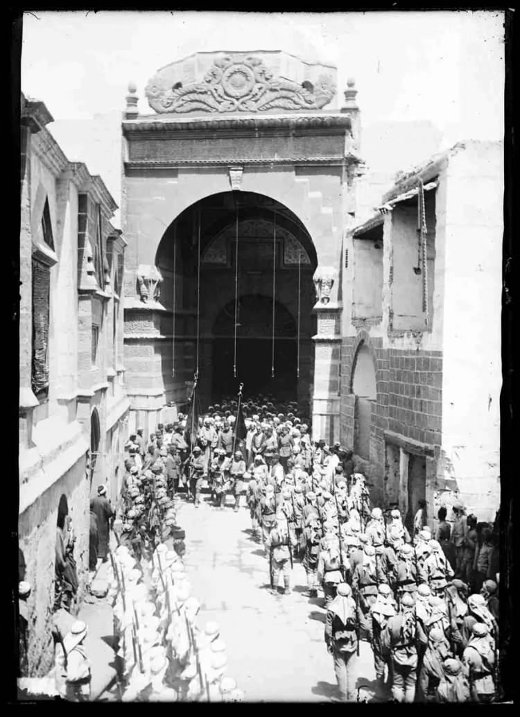 <p>Fahreddin Paşa tarafından Medine`de Mescid-i Nebevi`de 42. ve 55. Alayların sancaklarına muharebe madalyası takılması t&ouml;reni</p>

<p>&nbsp;</p>
